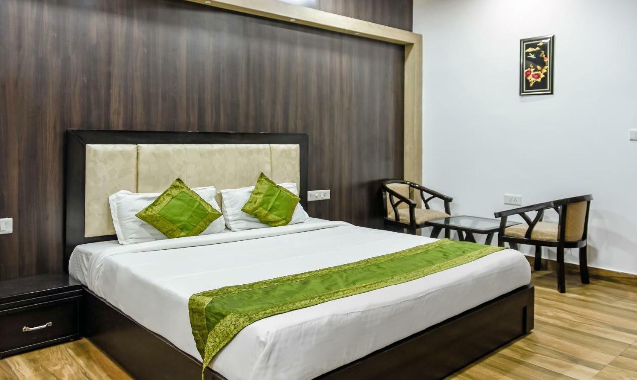 Treebo Red Petal Jalandhar Hotel Bagian luar foto