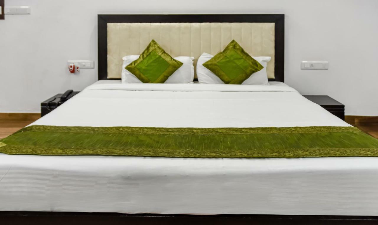Treebo Red Petal Jalandhar Hotel Bagian luar foto