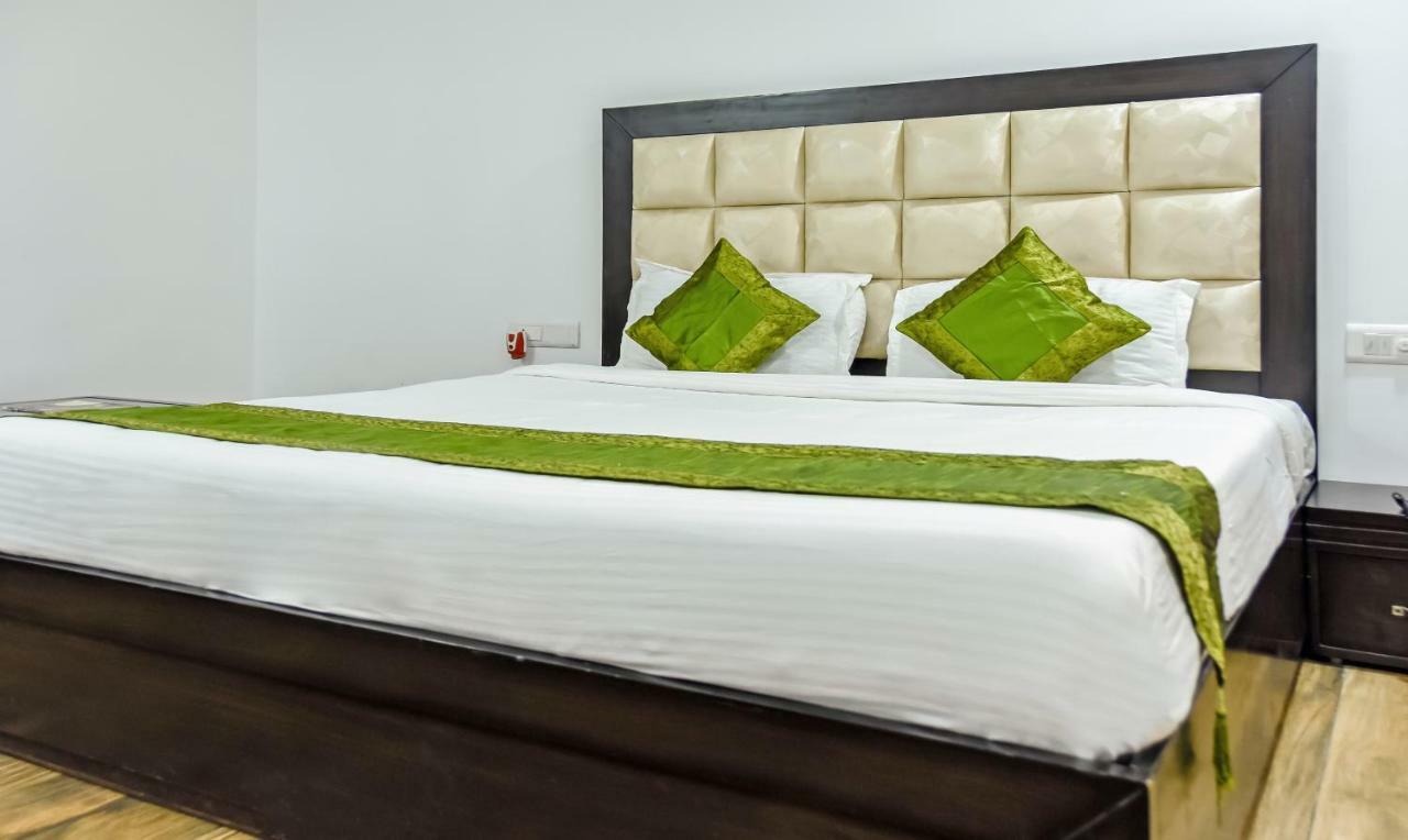 Treebo Red Petal Jalandhar Hotel Bagian luar foto