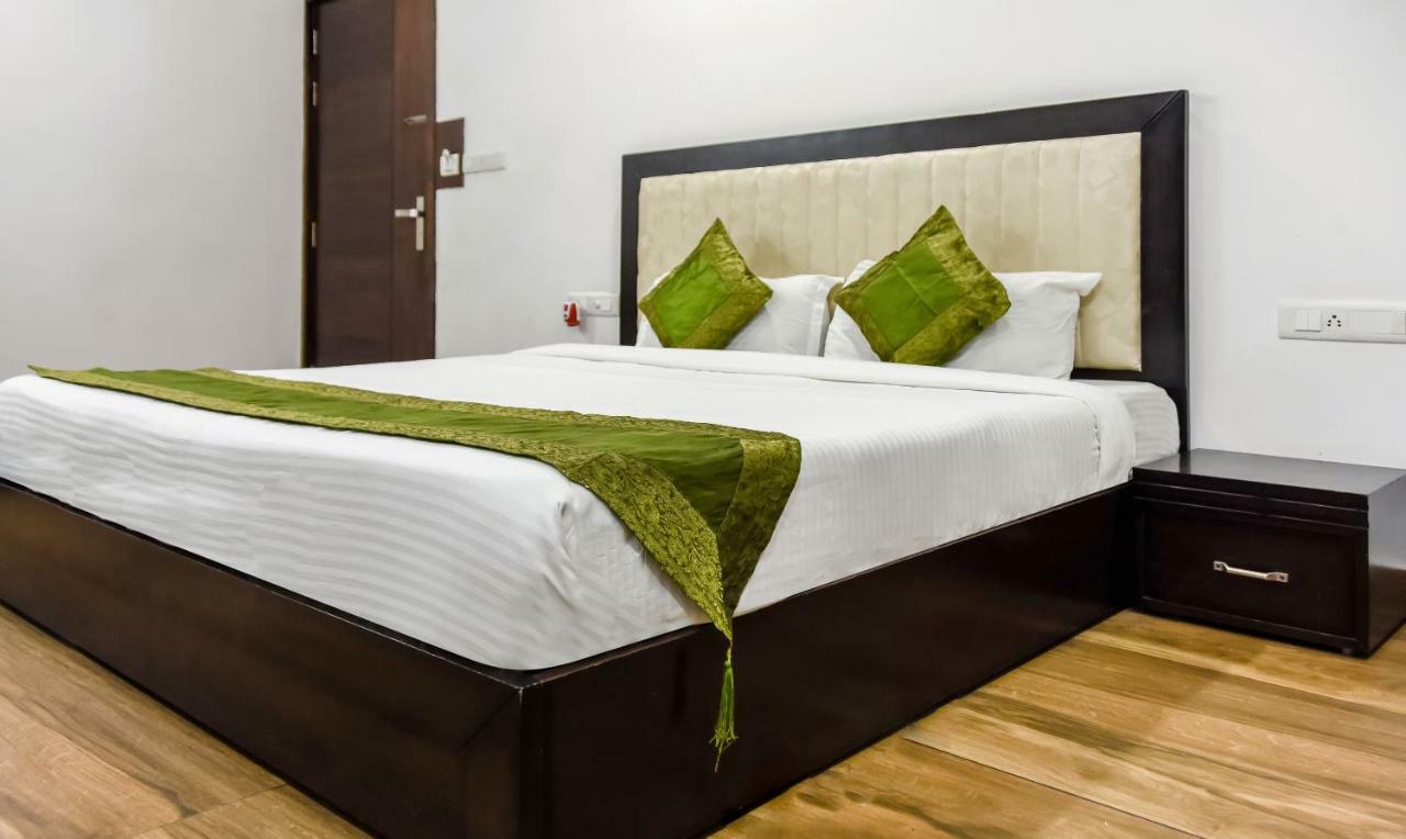 Treebo Red Petal Jalandhar Hotel Bagian luar foto