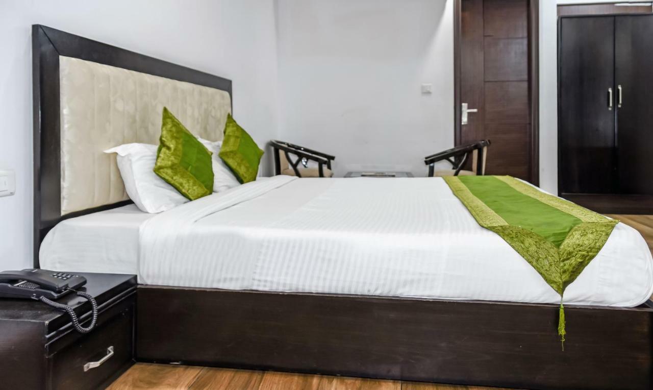 Treebo Red Petal Jalandhar Hotel Bagian luar foto