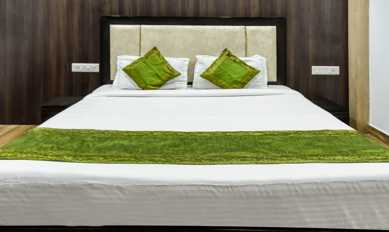 Treebo Red Petal Jalandhar Hotel Bagian luar foto