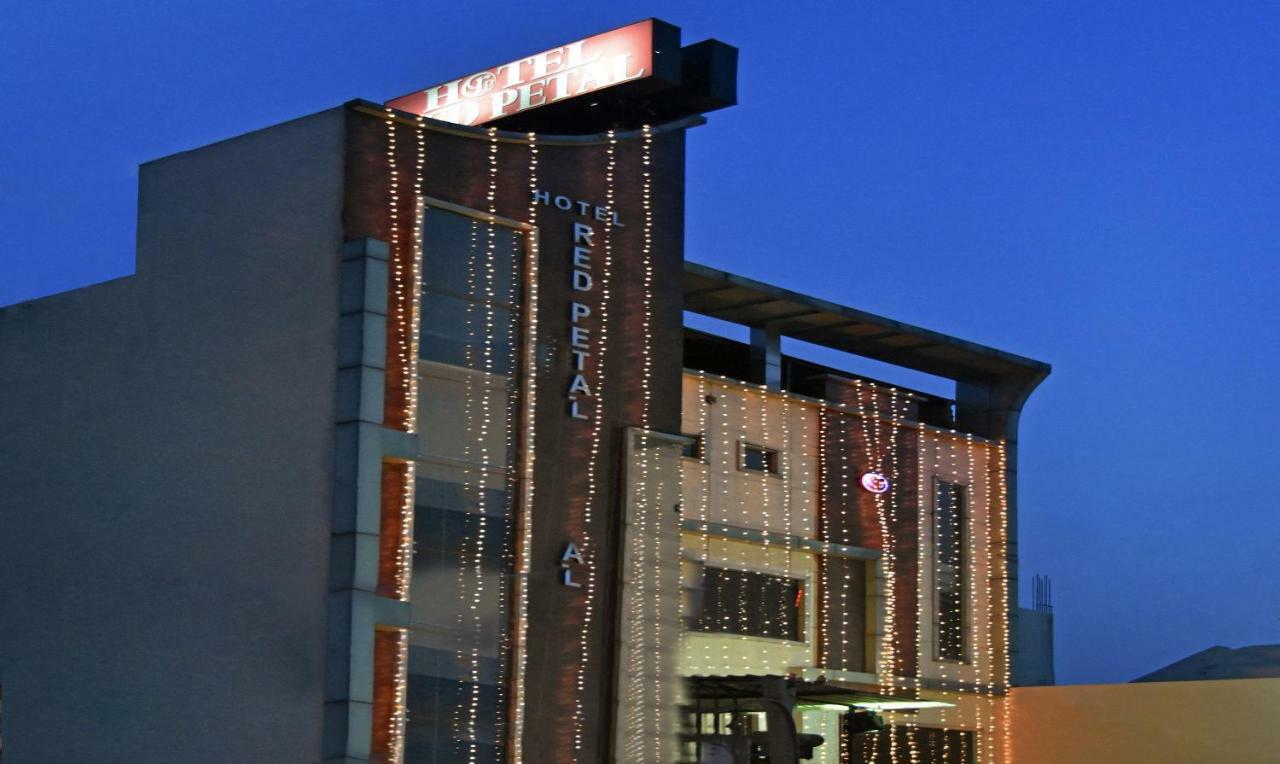 Treebo Red Petal Jalandhar Hotel Bagian luar foto